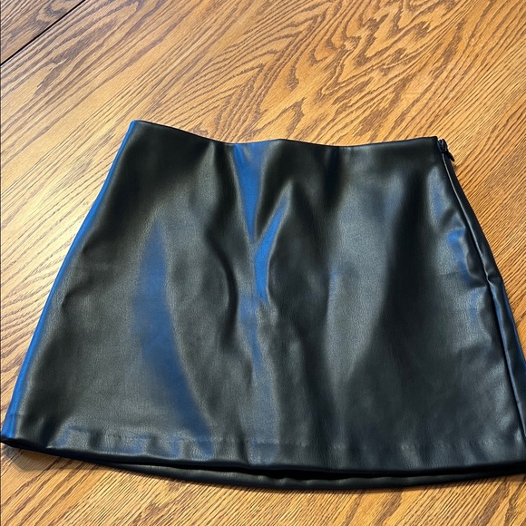 Abercrombie & Fitch Scarlett Vegan Leather Mini Skort - Picture 4 of 7